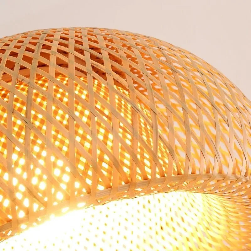 Lustre de bambu com luz quente